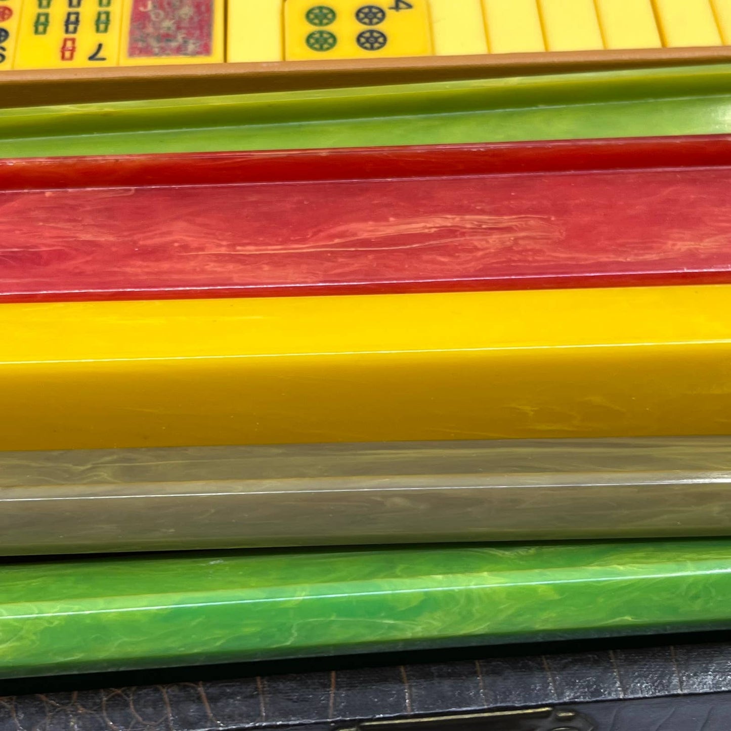 Vtg Butterscotch Bakelite Mahjong Set 156 Tiles, 5 Multicolor Racks, Dice, Cards