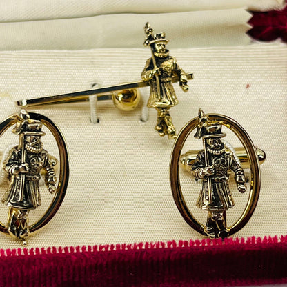 Vintage Beefeater Gin Gold Tone Figural Cufflinks & Tie Clip Set in Box SB3