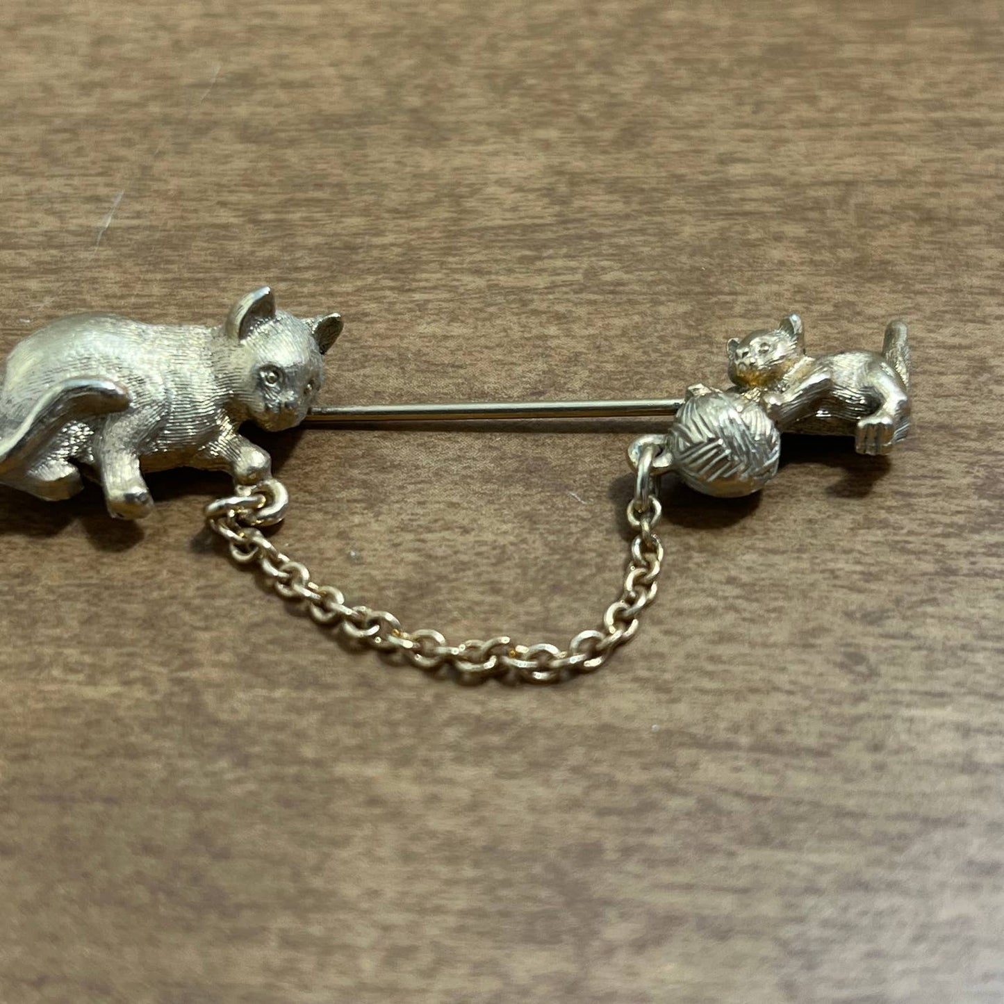 Vintage Avon Mama Cat and Baby Kitten Gold Tone Stick Pin SE1