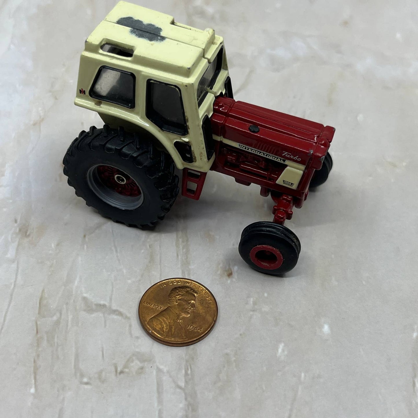 International Harvester 1066 Tractor Red Case IH 1/64 Diecast ERTL TOMY TC5-S2