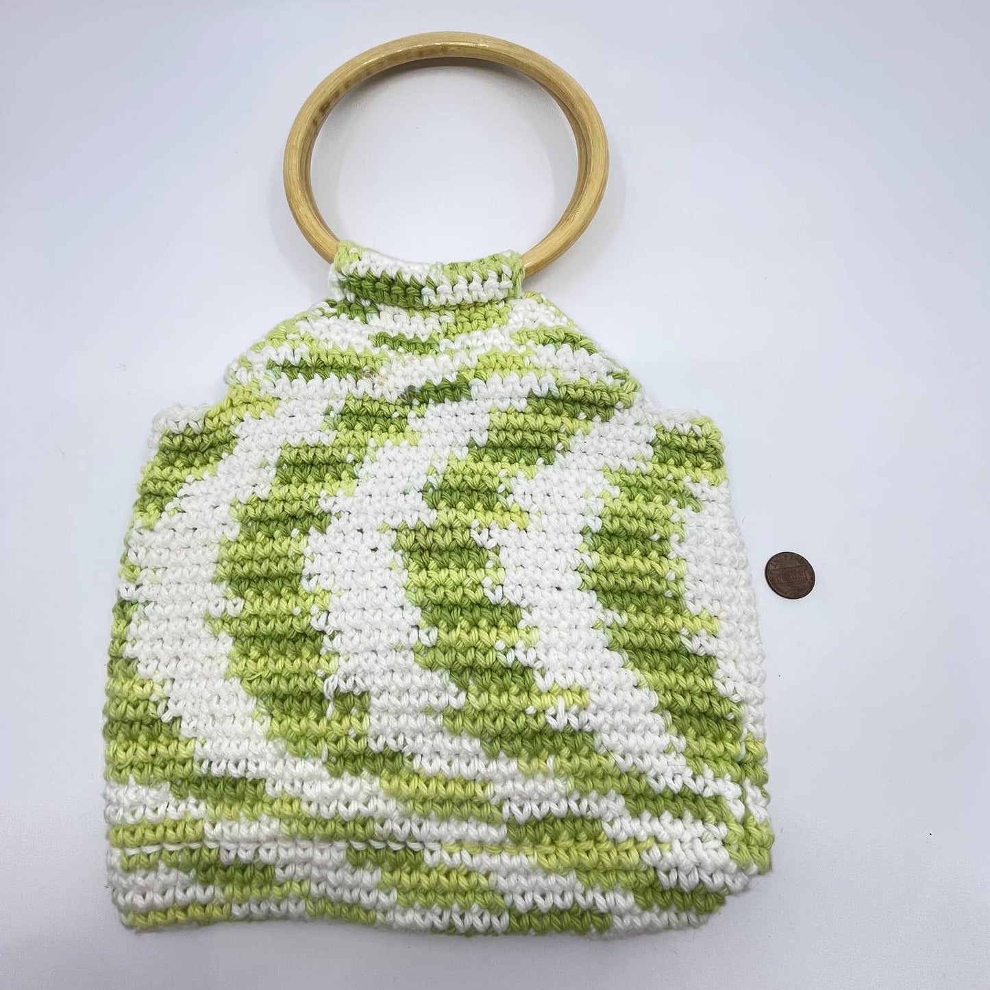 Vintage Handmade Green Crocheted Beach Purse Handbag Wood Handle 9” TC6