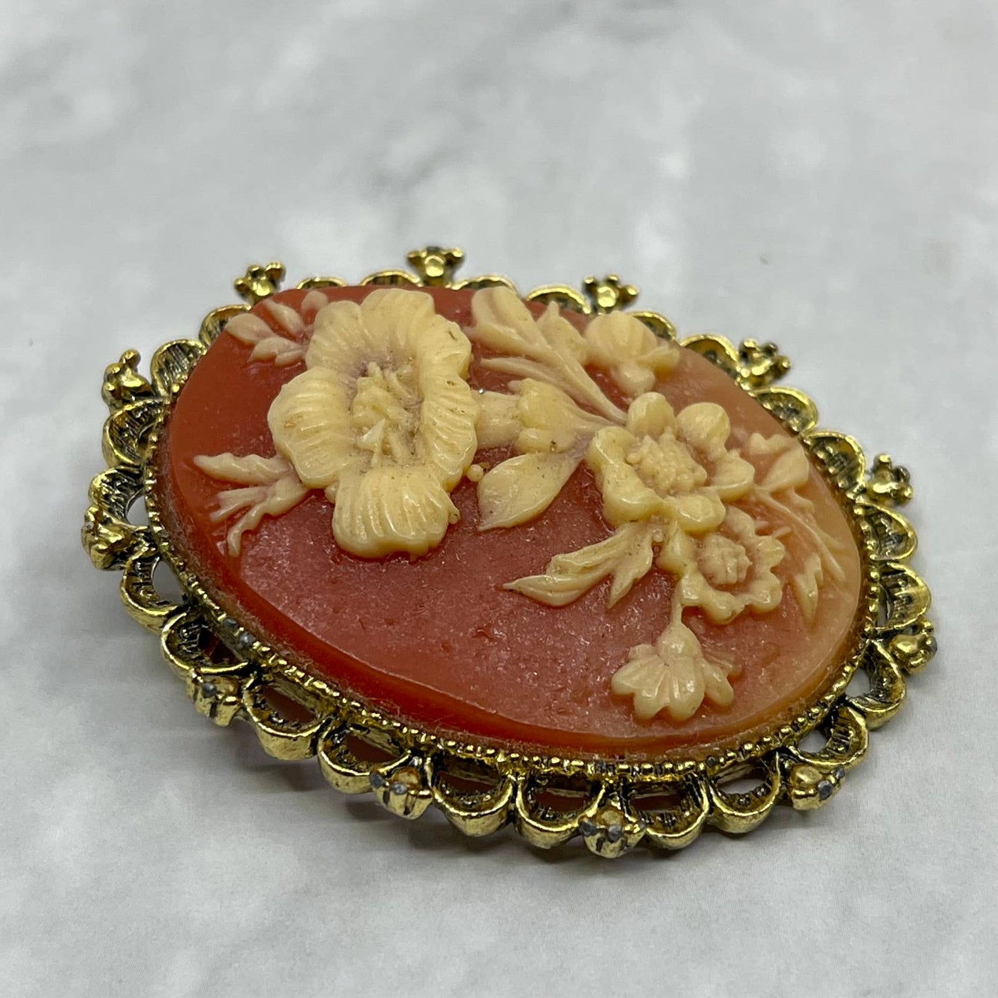 Vintage MCM Gerry’s Cameo Brooch Resin Flowers Pin Ornate Peach & White SE6
