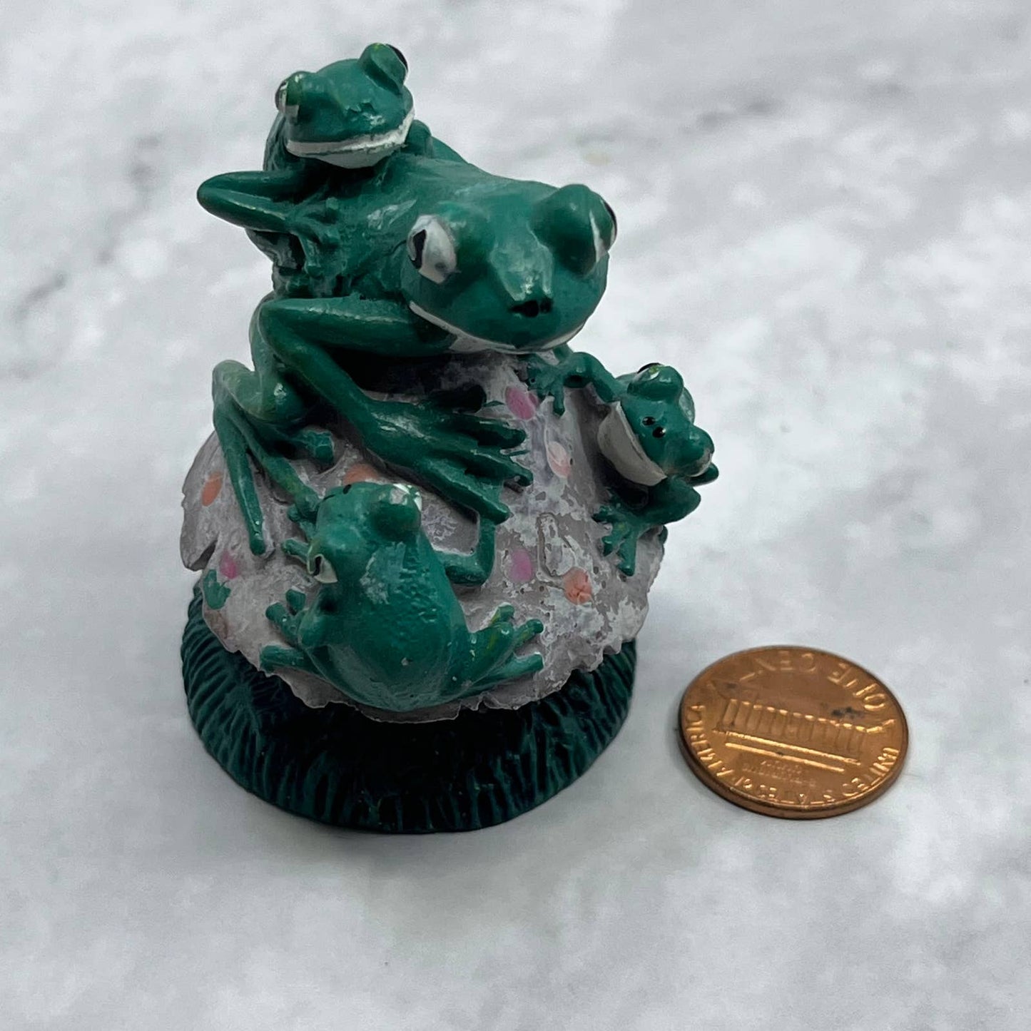 Vintage Hand Painted Cast Resin Frogs on Toadstool Mushroom Figurine 3” TE2