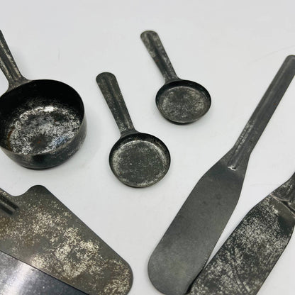 Vintage Toy Kitchen Metal 7 Piece Baking Utensil Set Measuring Serving ~5” TB6