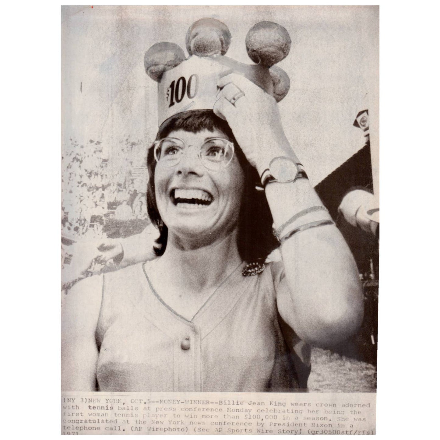 1971 Press Photo Women's Tennis Billie Jean King Tennis Ball Crown 8x10" AD2