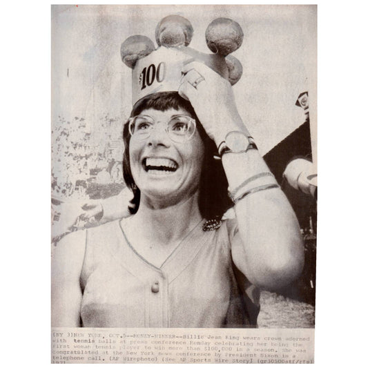 1971 Press Photo Women's Tennis Billie Jean King Tennis Ball Crown 8x10" AD2
