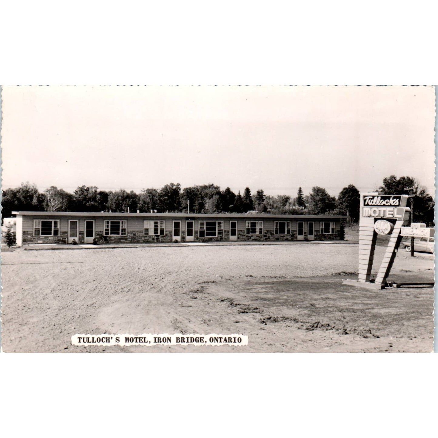 Tulloch's Motel Iron Bridge Ontario - Original Postcard TJ7-RP2