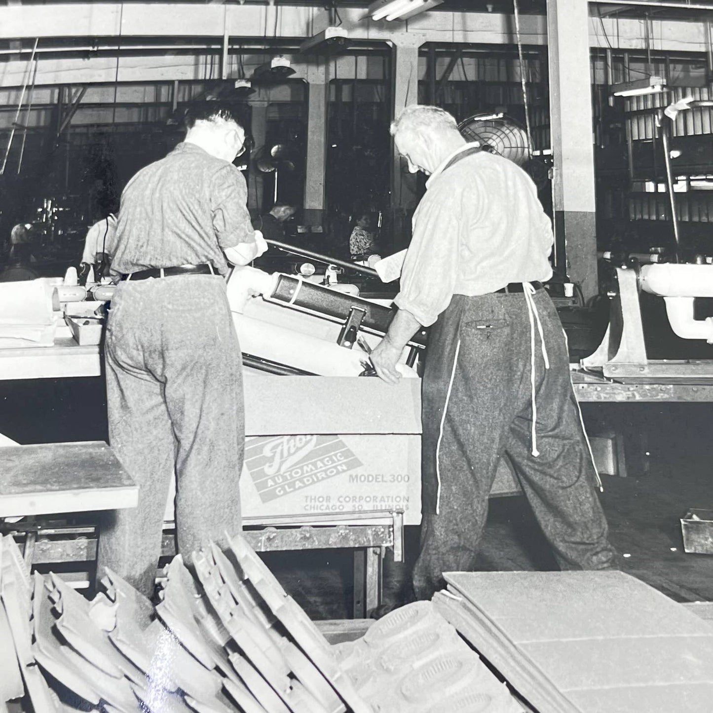 1940s Assembly Line Manufacturing Photo Thor Automatic Gladiron Chicago IL AA7-2