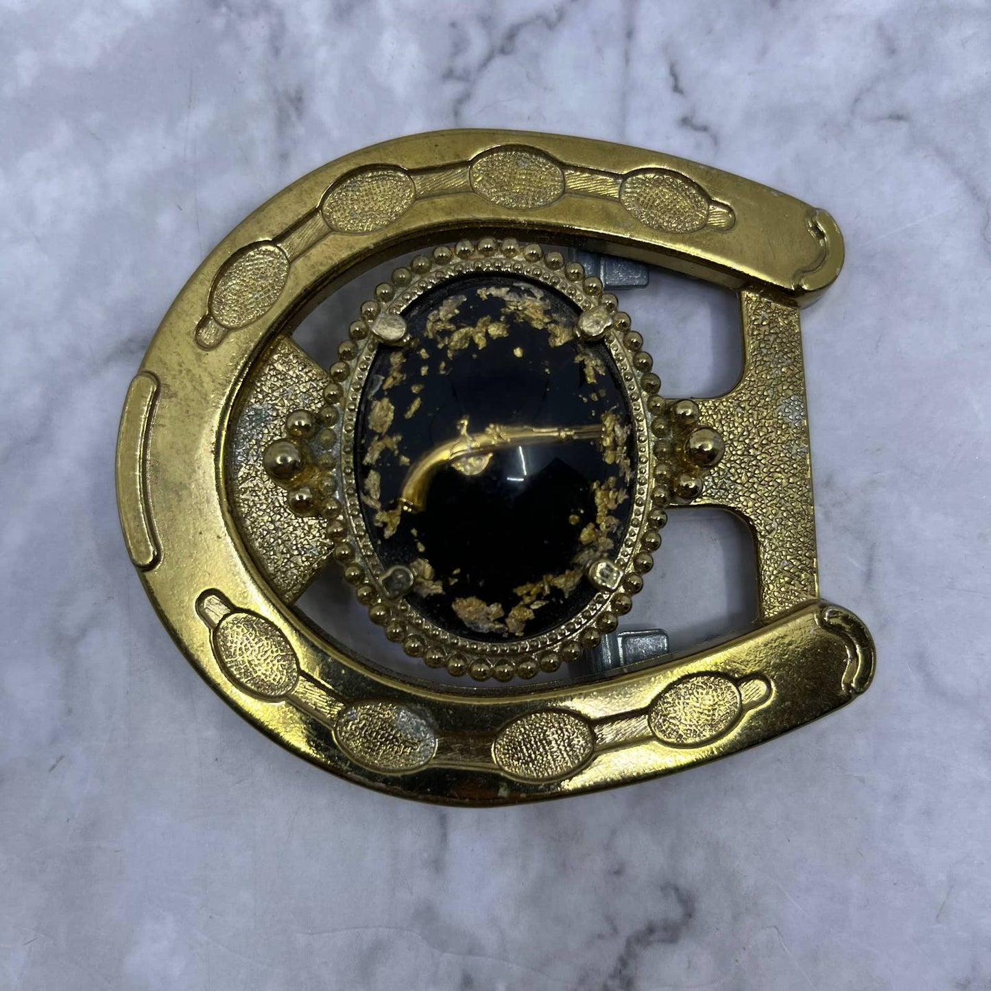 Vintage Horseshoe Belt Buckle With Gold Pistol & Metal Flake SE7