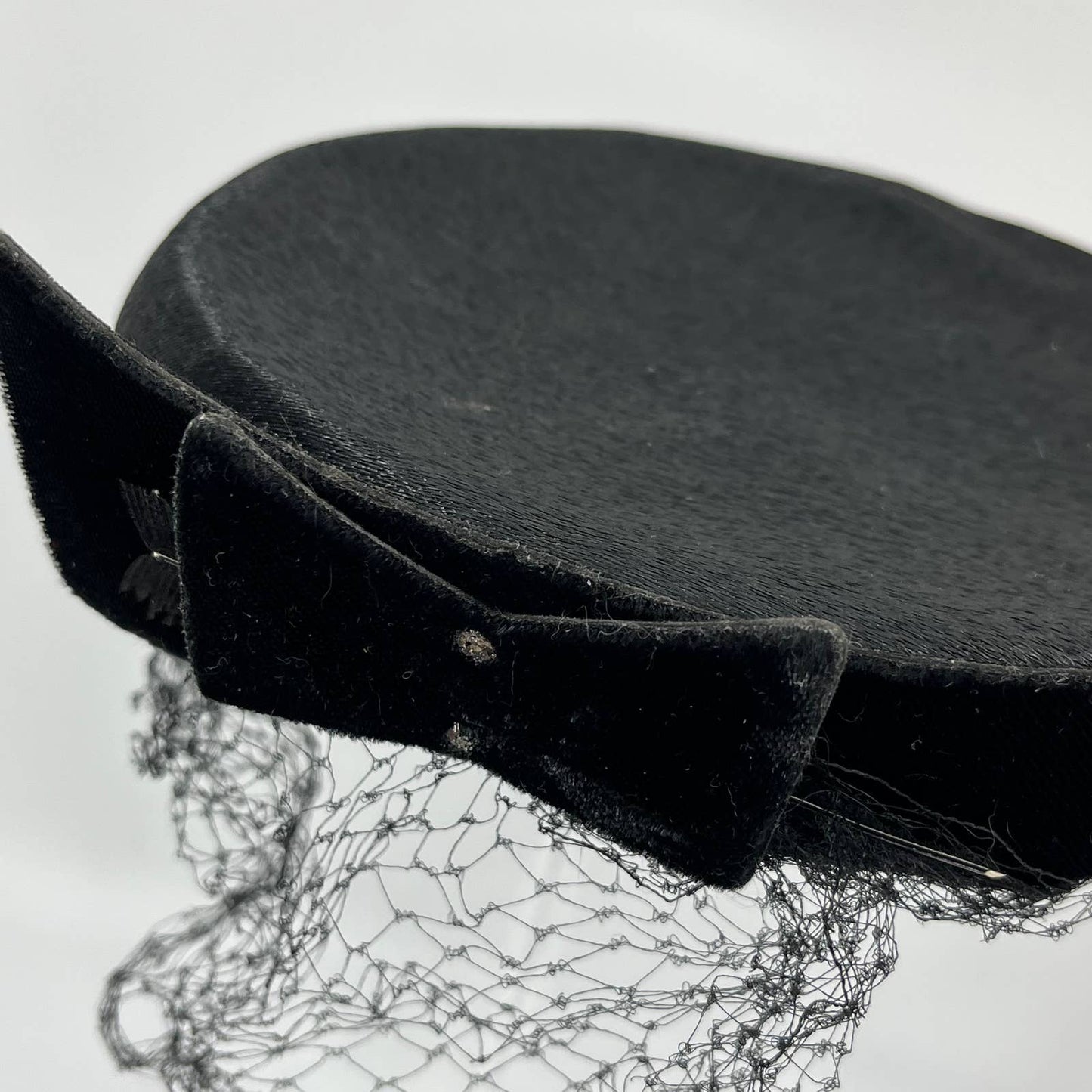 Vintage 1940s Black Clip In Pillbox Hat with Veil and Velvet Bow HB1