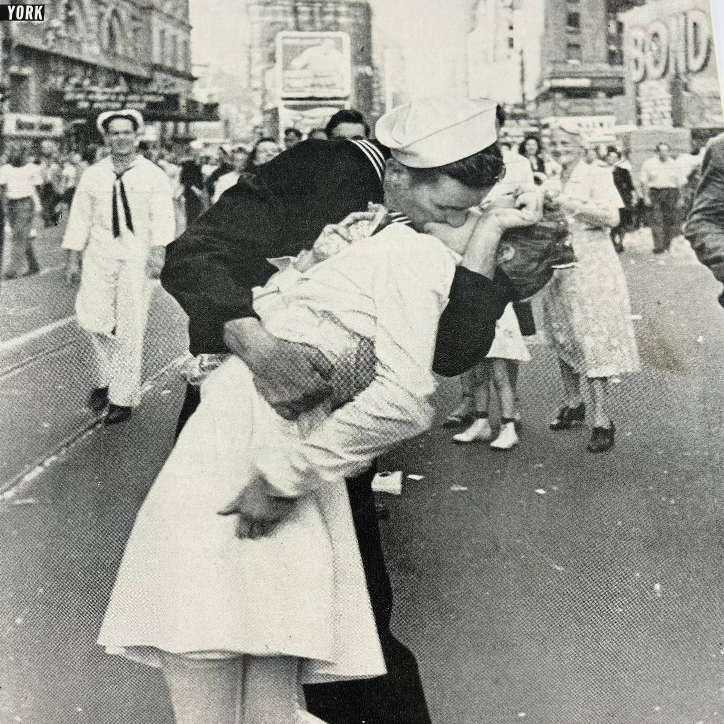 LIFE MAGAZINE: AUGUST 27 1945 WWII V-J DAY ICONIC TIMES SQUARE VICTORY KISS