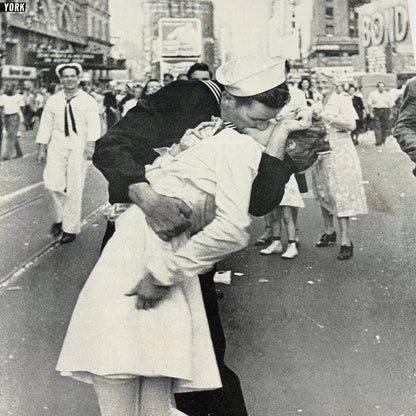 LIFE MAGAZINE: AUGUST 27 1945 WWII V-J DAY ICONIC TIMES SQUARE VICTORY KISS