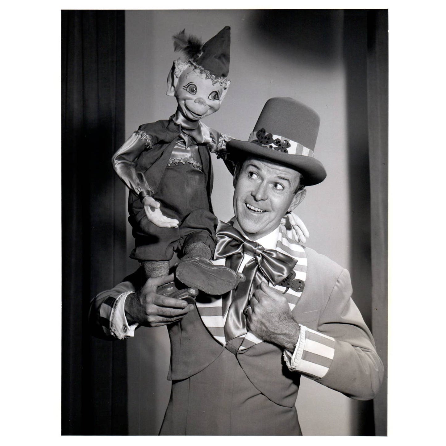 c1960 Press Photo Dennis Day St. Patrick's Day on Jack Benny Program CBS TJ7-2