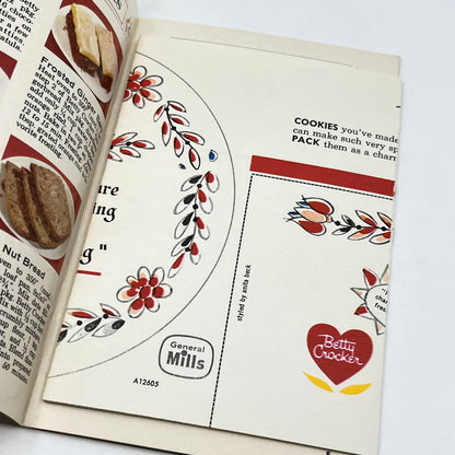 1958 Betty Crocker Country Kitchen Cookie Recipes w/ Gift Wrap Insert TF7