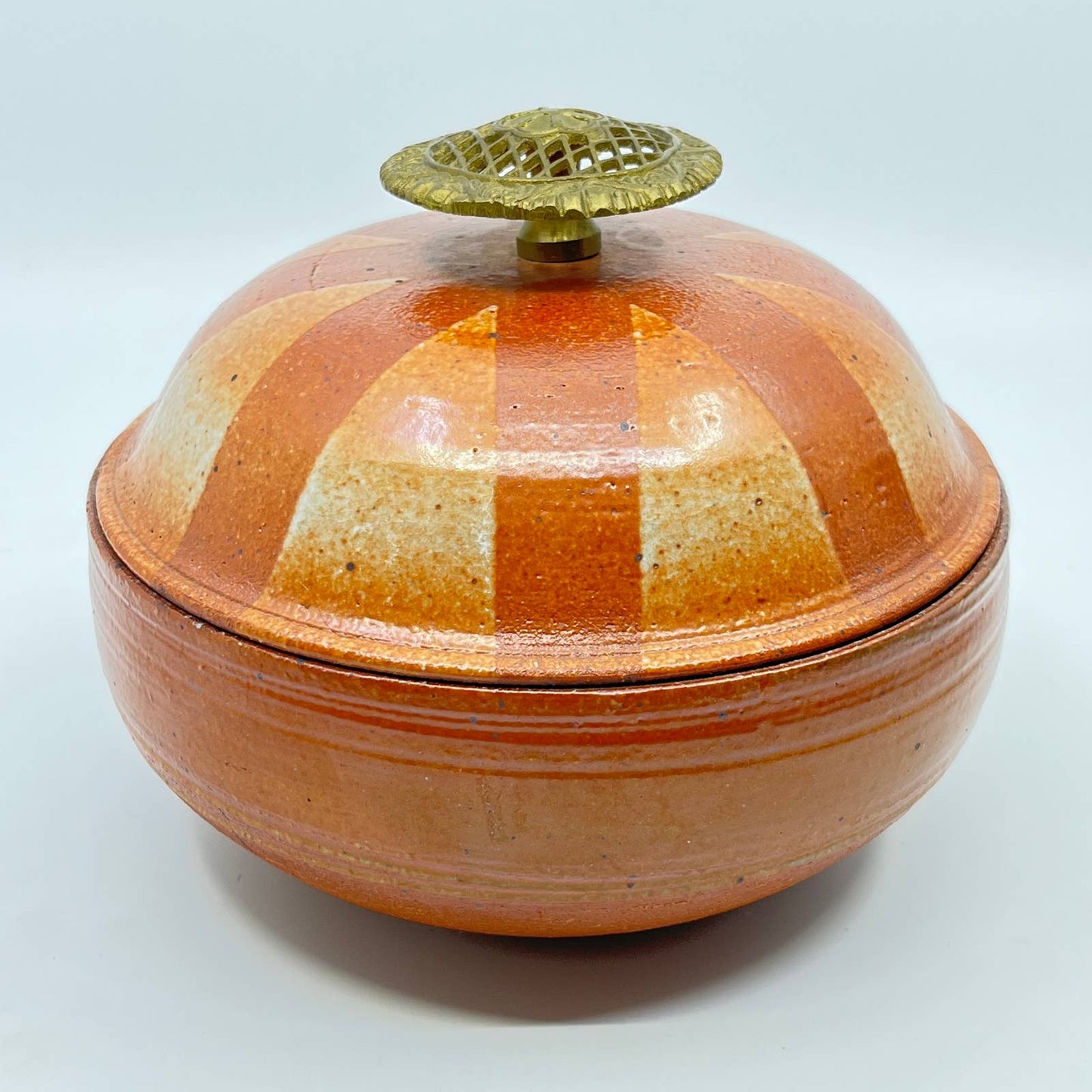 Vintage Handmade Stoneware Crock Dish w/ Lid Brass Handle 7” TE6