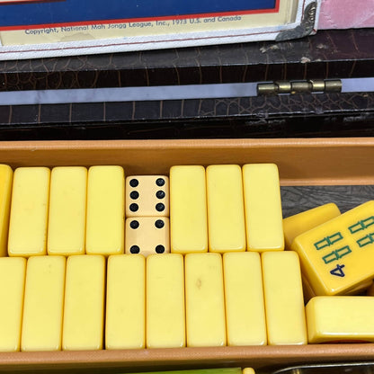 Vtg Butterscotch Bakelite Mahjong Set 156 Tiles, 5 Multicolor Racks, Dice, Cards
