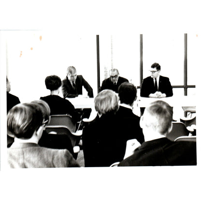 Olavi Munkki Finland Ambassador Yankton College Q&A 1966 Original Photo B8