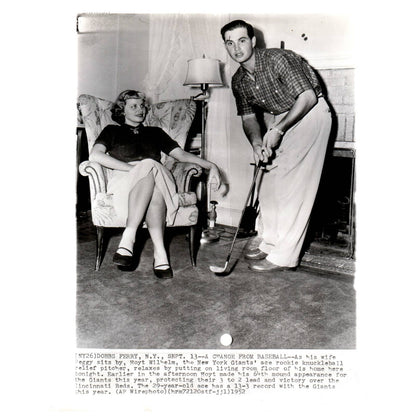 1952 Original Press Photo Golf Giants' Pitcher Hoyt Wilhelm Putting 8x10" AD2