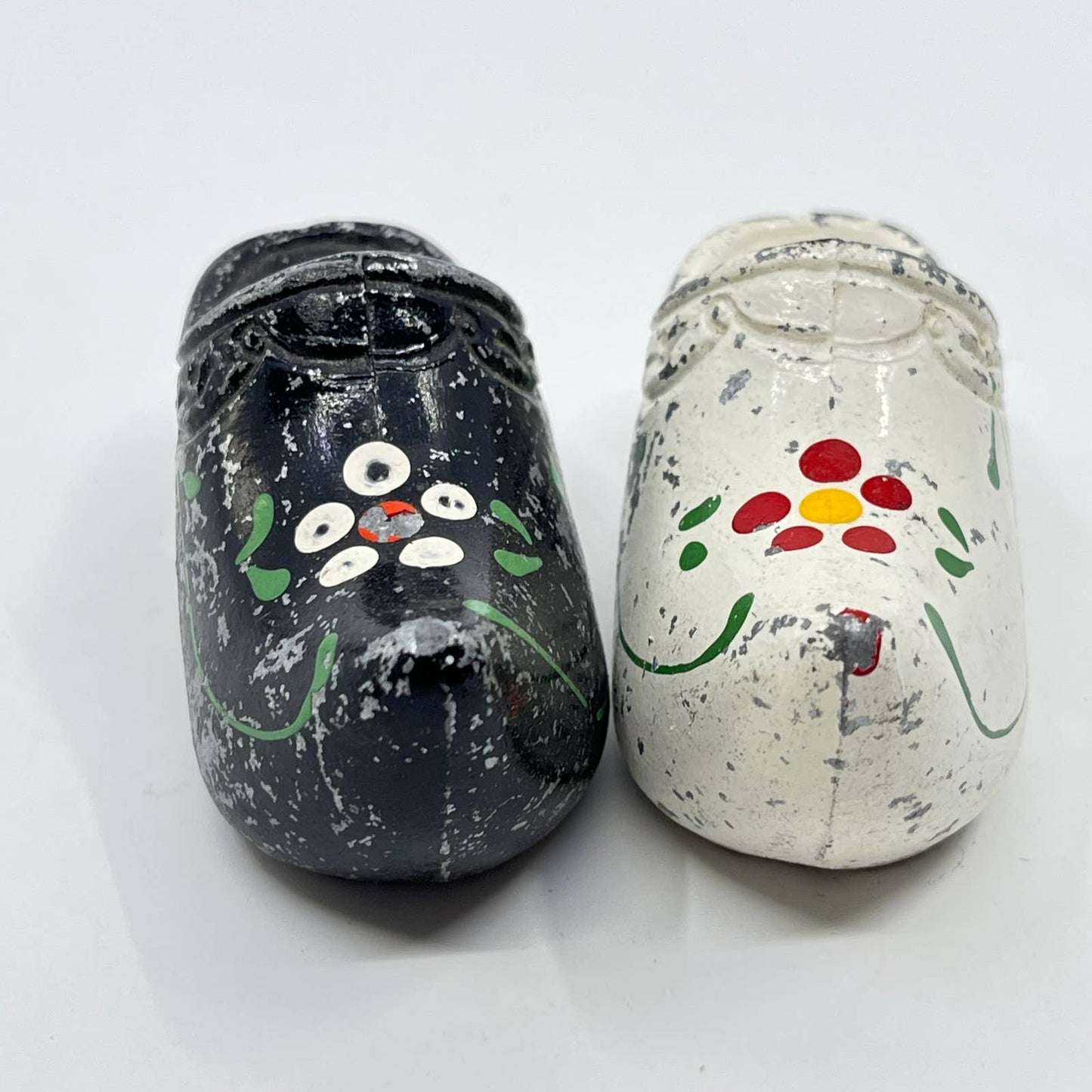 Vintage Dutch Clogs Metal Salt and Pepper Shakers Hand Painted SD3