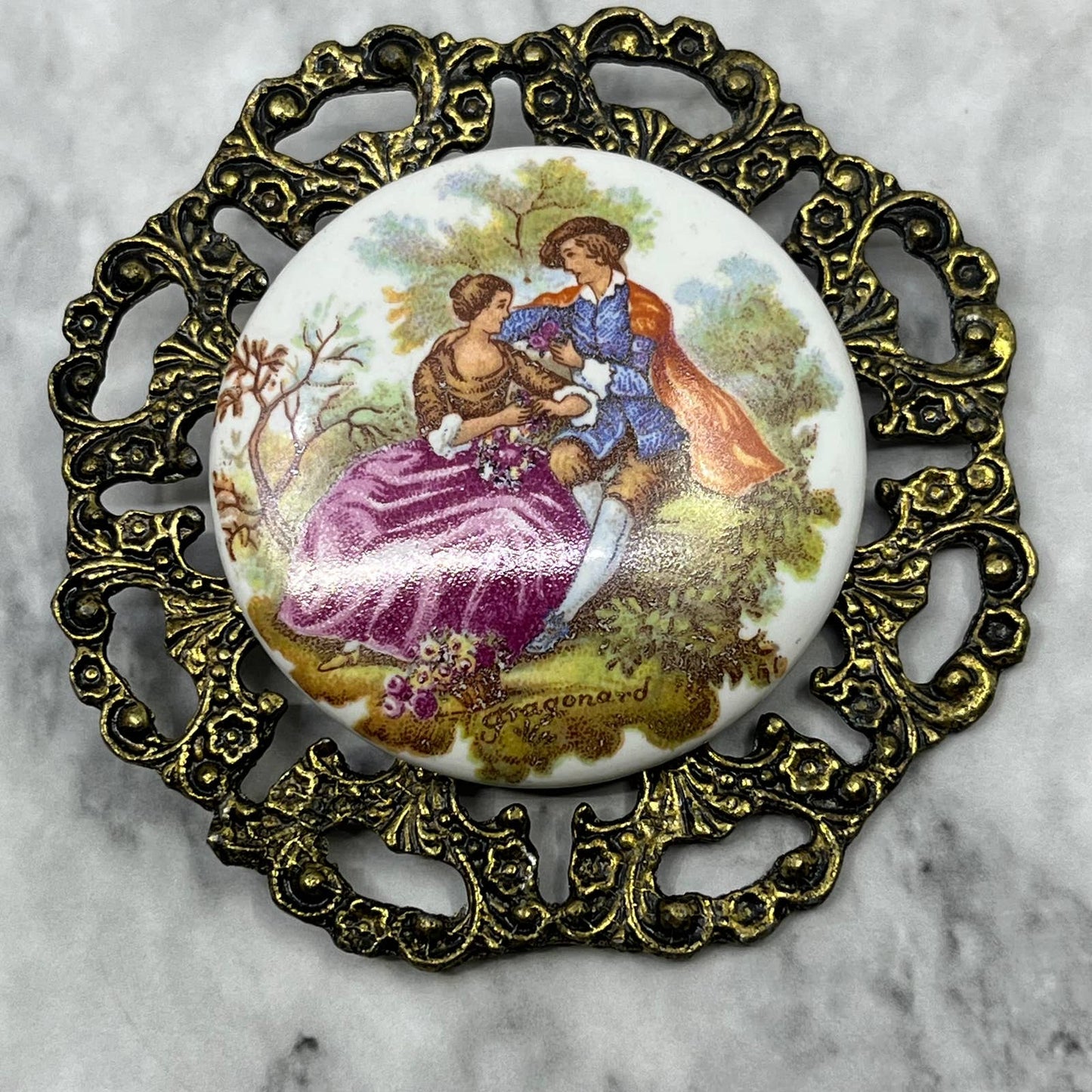 Vintage Fragonard Courting Couple Filigree Frame Cameo Medallion 2.5” SF1-3
