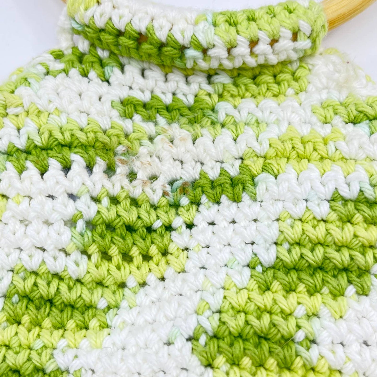 Vintage Handmade Green Crocheted Beach Purse Handbag Wood Handle 9” TC6