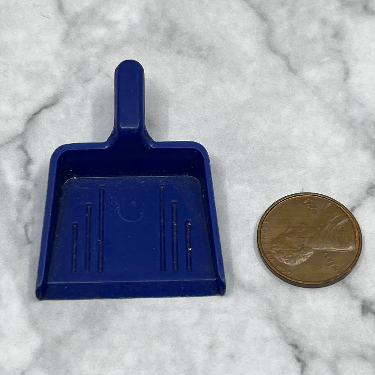 Vintage Irwin Miniature BLUE Plastic Dustpan Dust Pan Dollhouse Diorama, USA SE7
