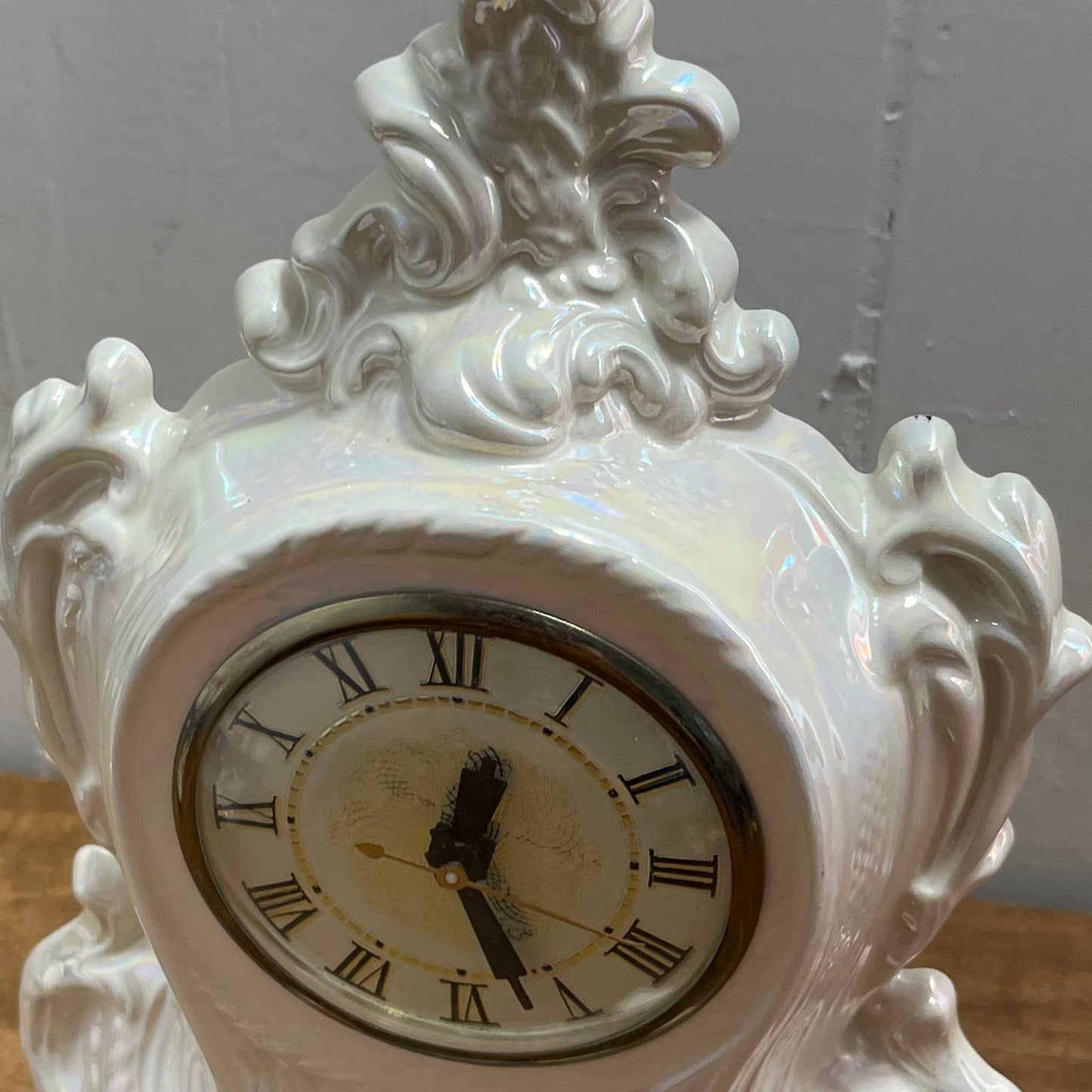 Vtg Lamshire Ceramic White Opalescent Mantle Clock Holland Mold TESTED WORKS TG2