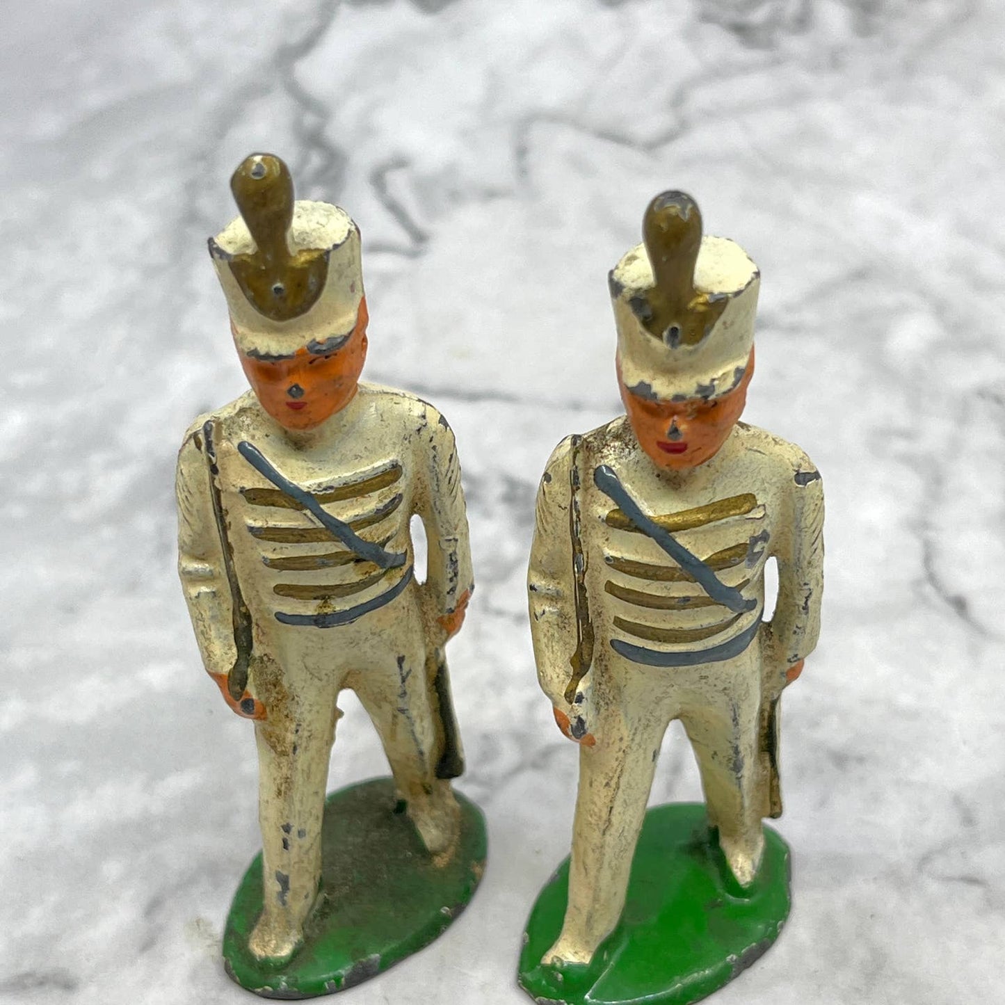 Manoil Barclay Lead Toy Soldier In White Uniform & Feather Plume Set of 2 TJ1