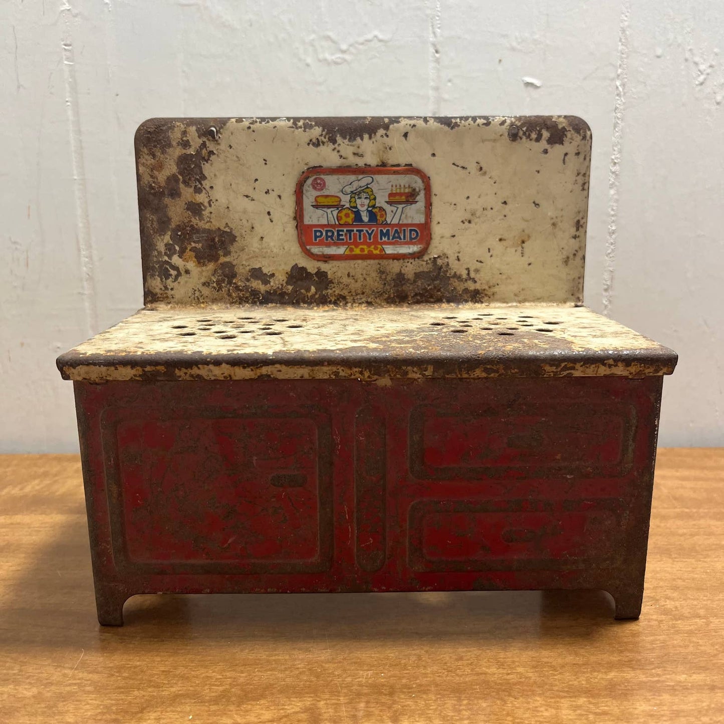 VINTAGE 1930s MARX TOYS PRETTY MAID METAL TOY STOVE RED BASE WHITE TOP 7 x 8 TB2