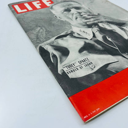 VINTAGE LIFE MAGAZINE AUGUST 20, 1945 GENERAL SPAATZ BOMBER OF JAPAN NICE