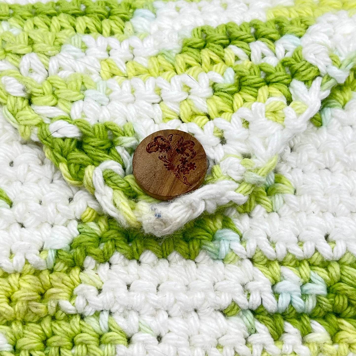 Vintage Handmade Green Crocheted Beach Purse Handbag Wood Handle 9” TC6