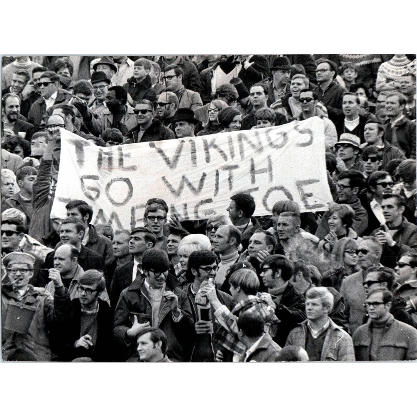 1969 Press Photo NFL Minnesota Vikings Fans Go With Jumping Joe Kapp 7x9" TK2-FP