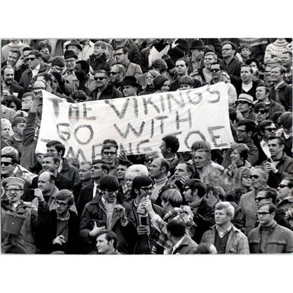 1969 Press Photo NFL Minnesota Vikings Fans Go With Jumping Joe Kapp 7x9" TK2-FP