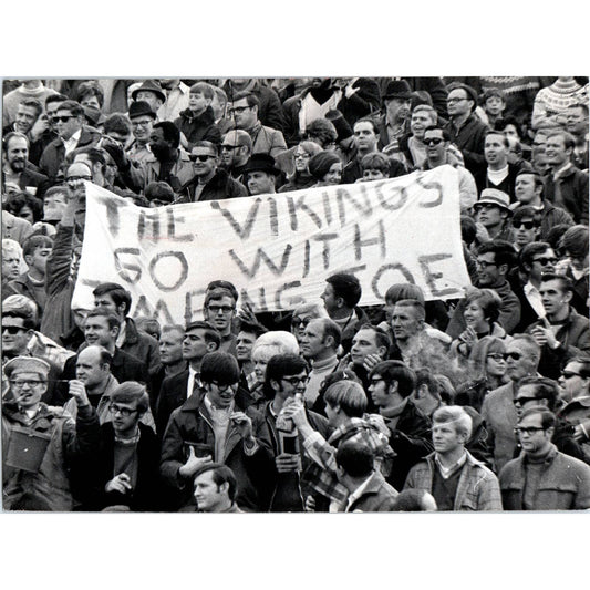 1969 Press Photo NFL Minnesota Vikings Fans Go With Jumping Joe Kapp 7x9" TK2-FP