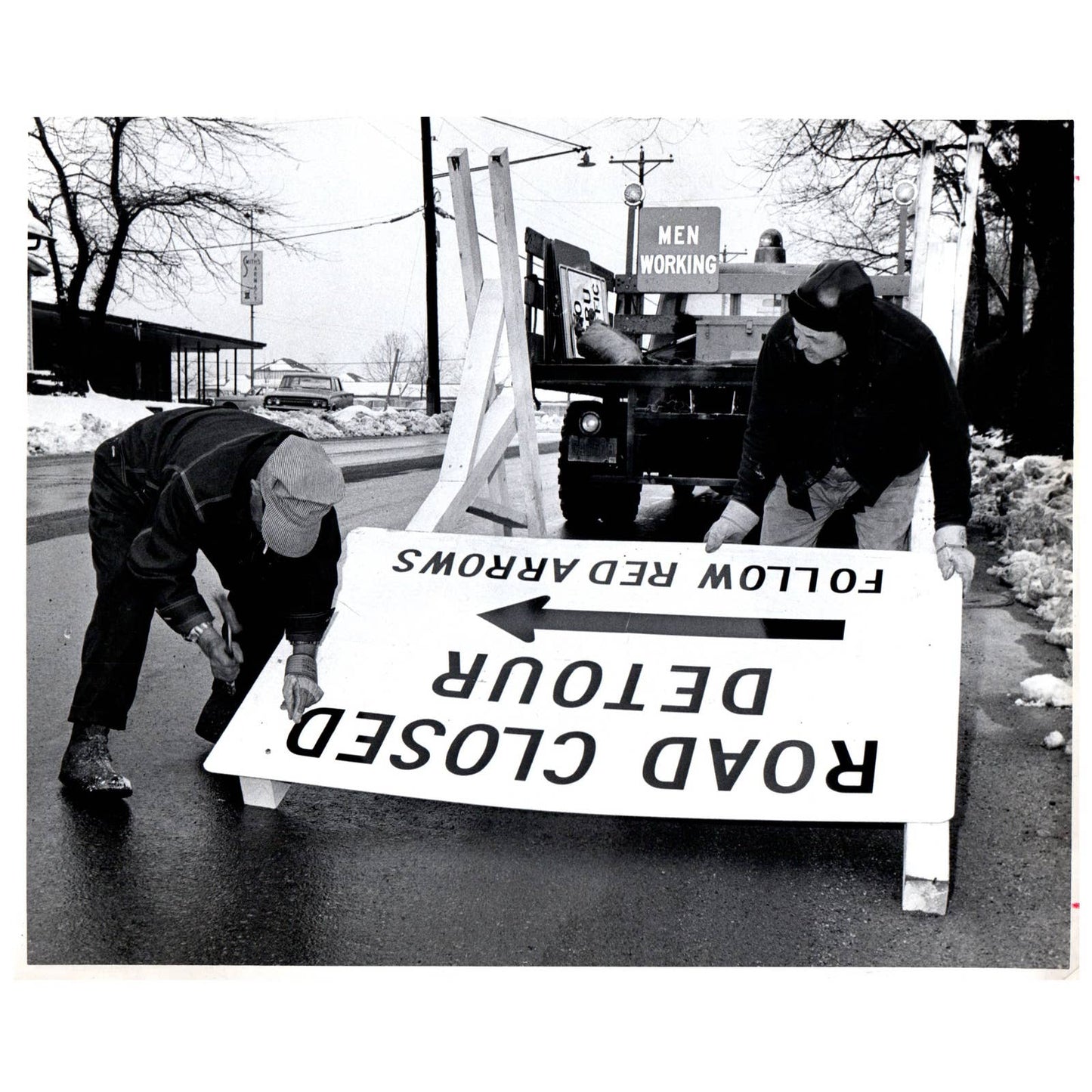 c1960 Original Press Photo Road Closed Detour Sign Men Working AE1