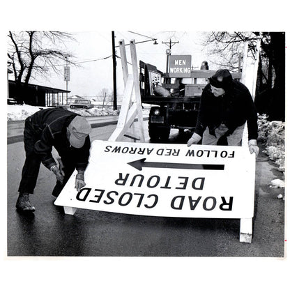 c1960 Original Press Photo Road Closed Detour Sign Men Working AE1