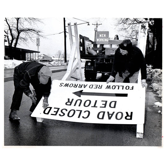 c1960 Original Press Photo Road Closed Detour Sign Men Working AE1