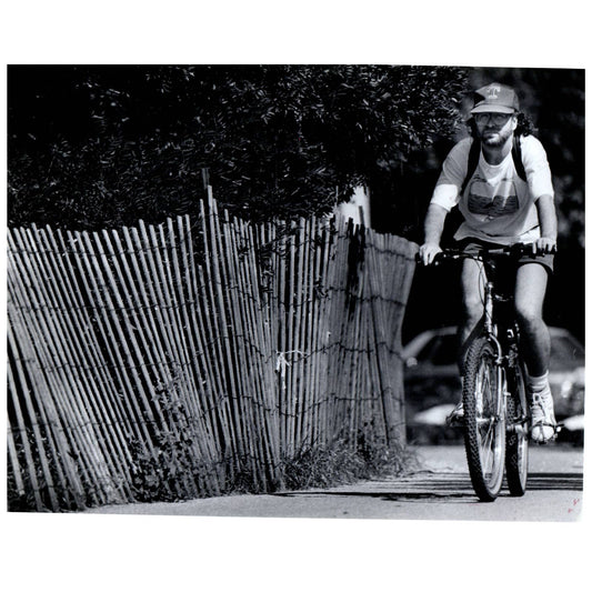 1990 Press Photo Cycling Michael Tarnower Bikes Along Jamaica Pond MA 8x10" AD3