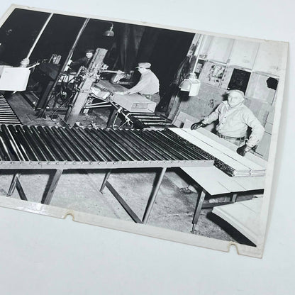 1940s Assembly Line Manufacturing Photo Ruberoid Astro Siding Chicago IL AA7-11