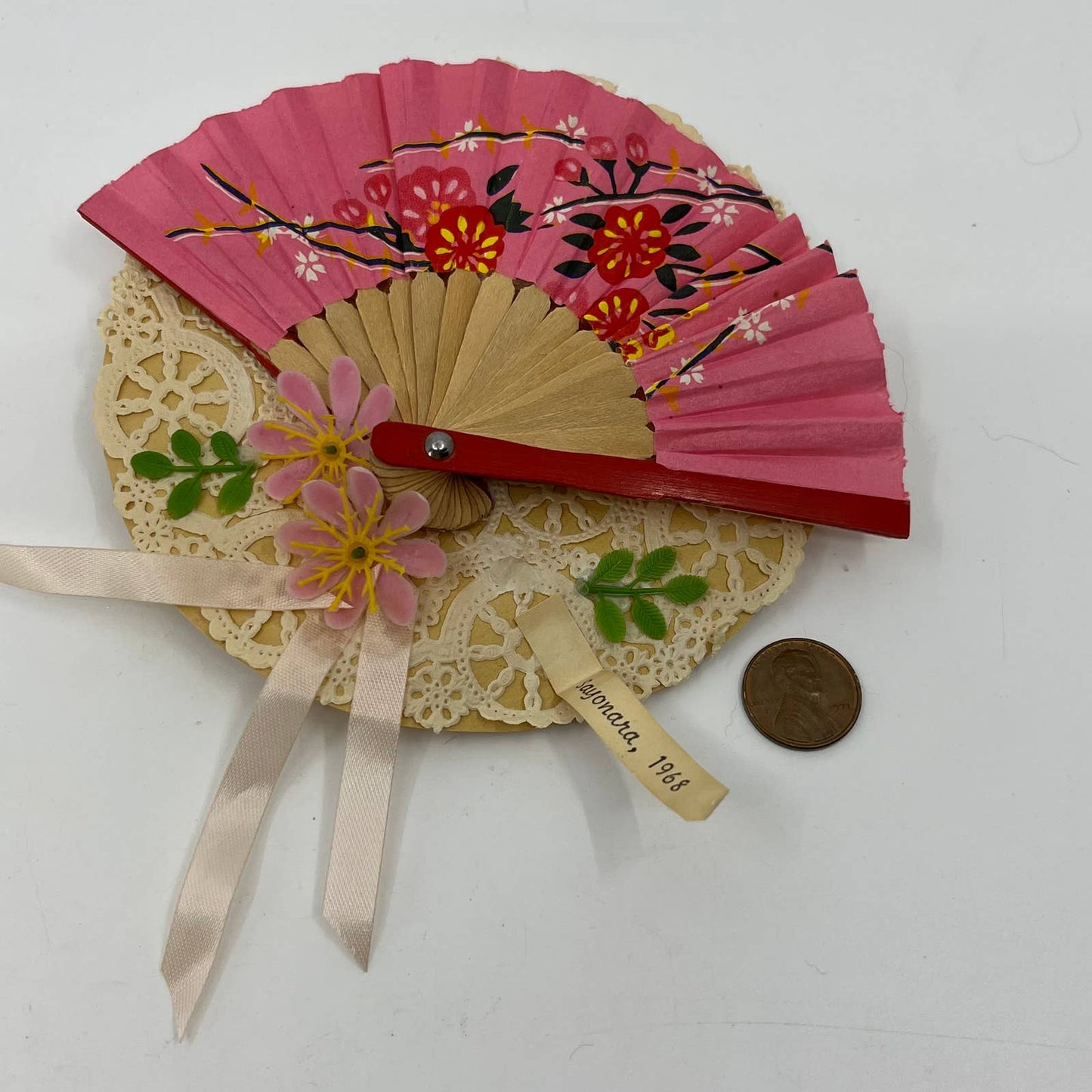 1968 Japanese Sayonara Souvenir Paper Fan Lace Flowers Japan SC4