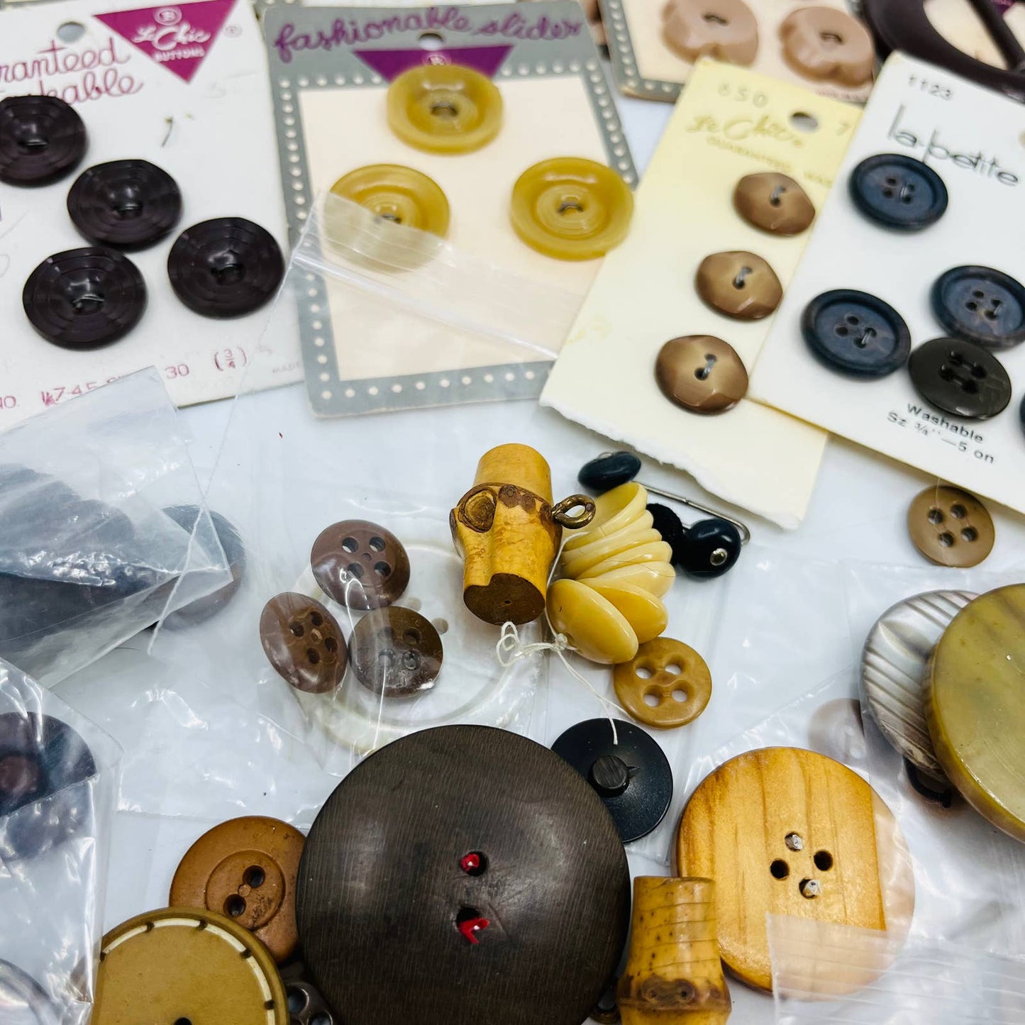 HUGE Lot of Vintage Brown, Wood & Leather Tone Buttons Buttons TA6