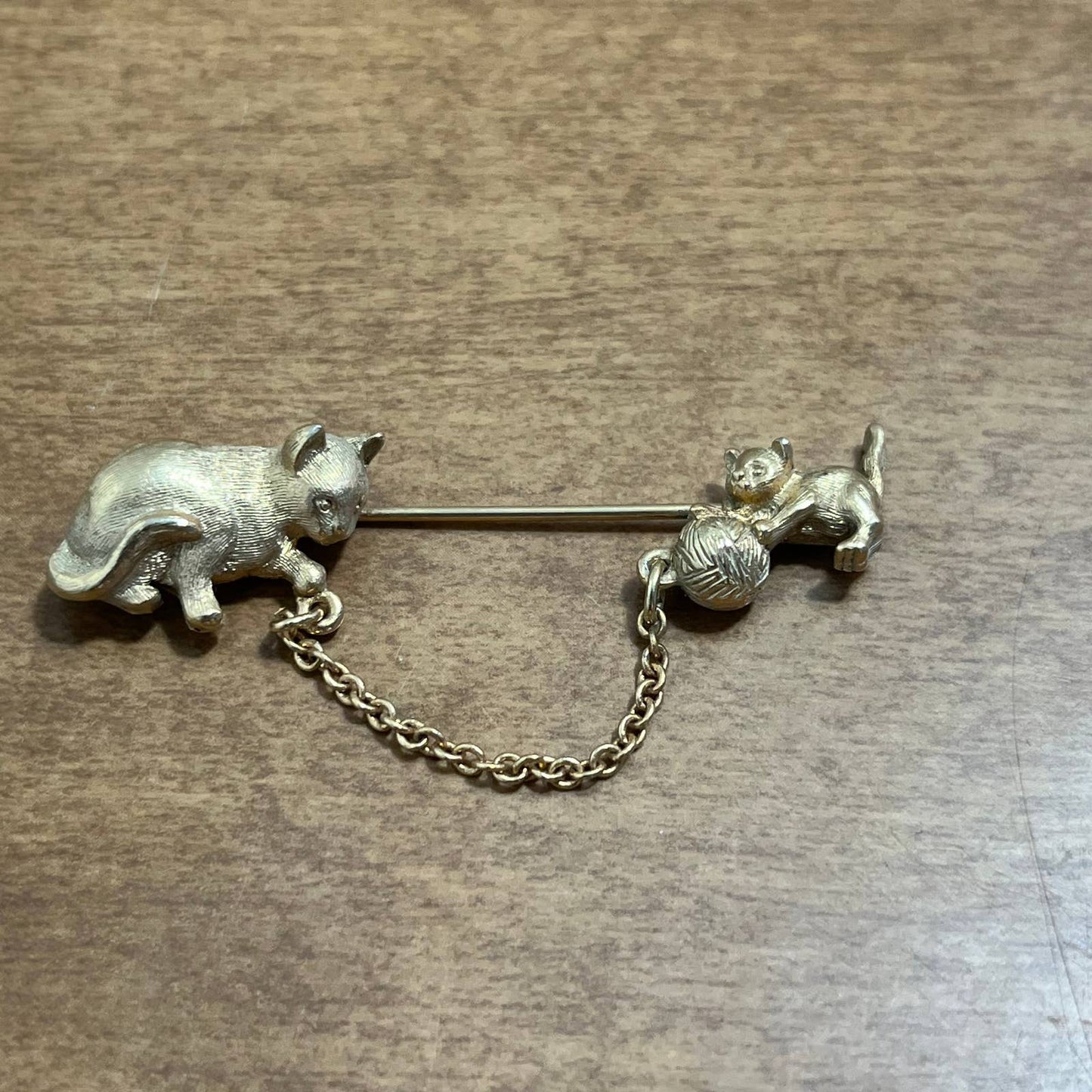 Vintage Avon Mama Cat and Baby Kitten Gold Tone Stick Pin SE1