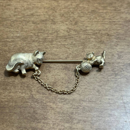 Vintage Avon Mama Cat and Baby Kitten Gold Tone Stick Pin SE1