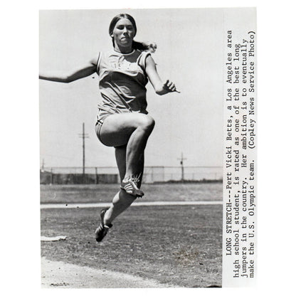 1970 Original Press Photo Track and Field Long Jump Vicki Betts ~6x8" AD2