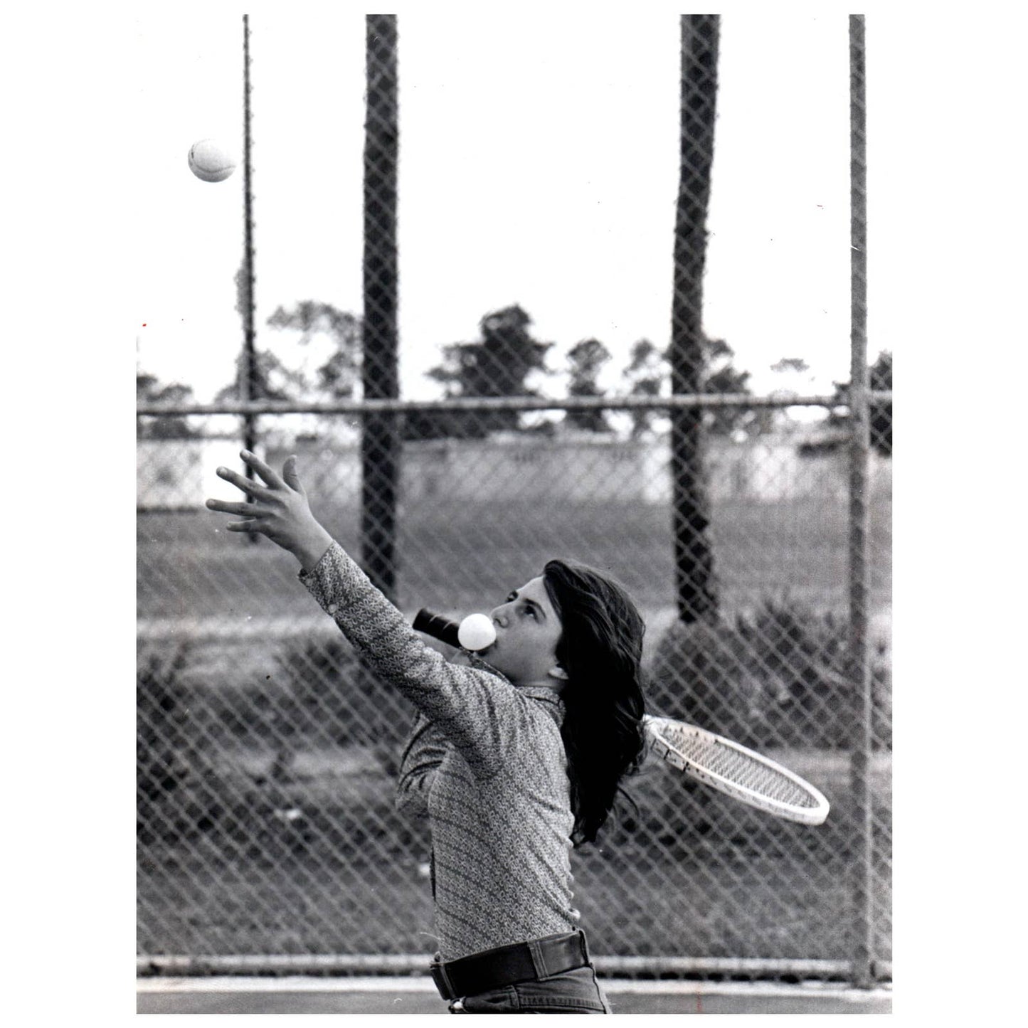 1976 Original Press Photo Women's Tennis Lesson Blowing Bubble Gum 6x8" AD2