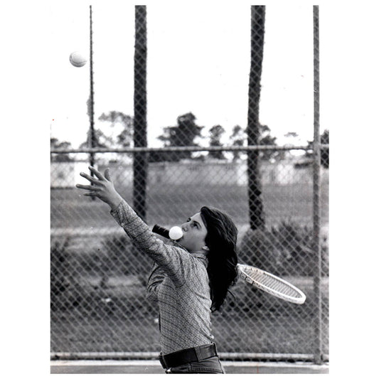 1976 Original Press Photo Women's Tennis Lesson Blowing Bubble Gum 6x8" AD2