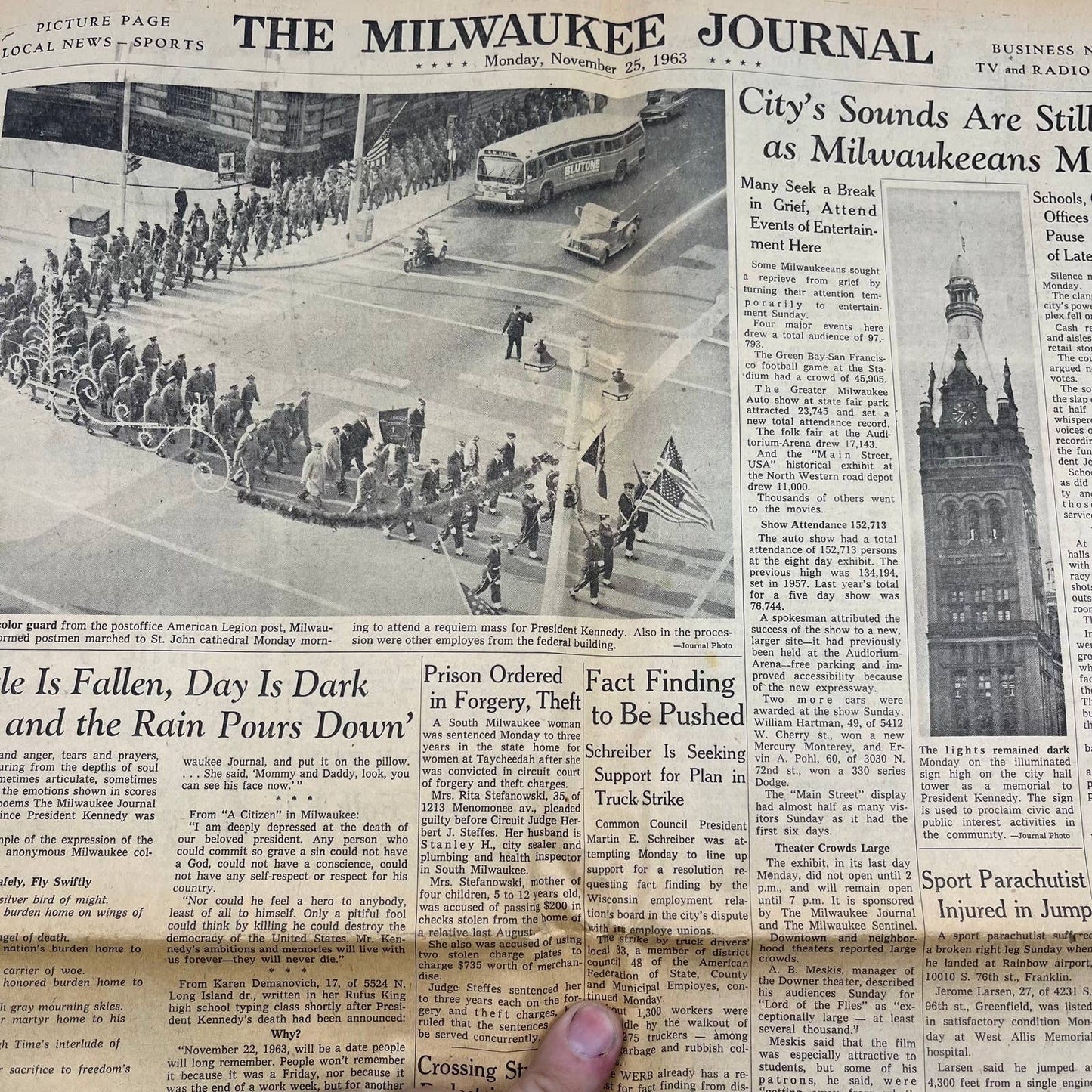 1963 Nov 25 MILWAUKEE JOURNAL Newspaper Pres. Kennedy Buried TI6-19