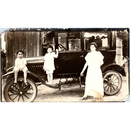 Antique Original Photograph Mother & Daughters in Front of Ford Model T 3x5 SE5