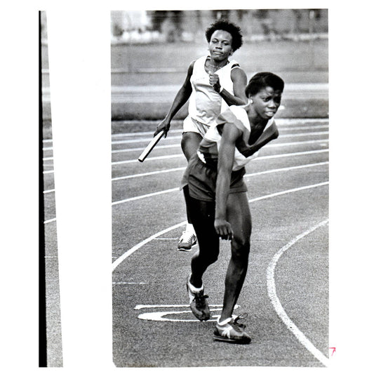 1983 Press Photo Track Relay Police Officer Deborah Toney Eleasa Brown 8x10" AD2