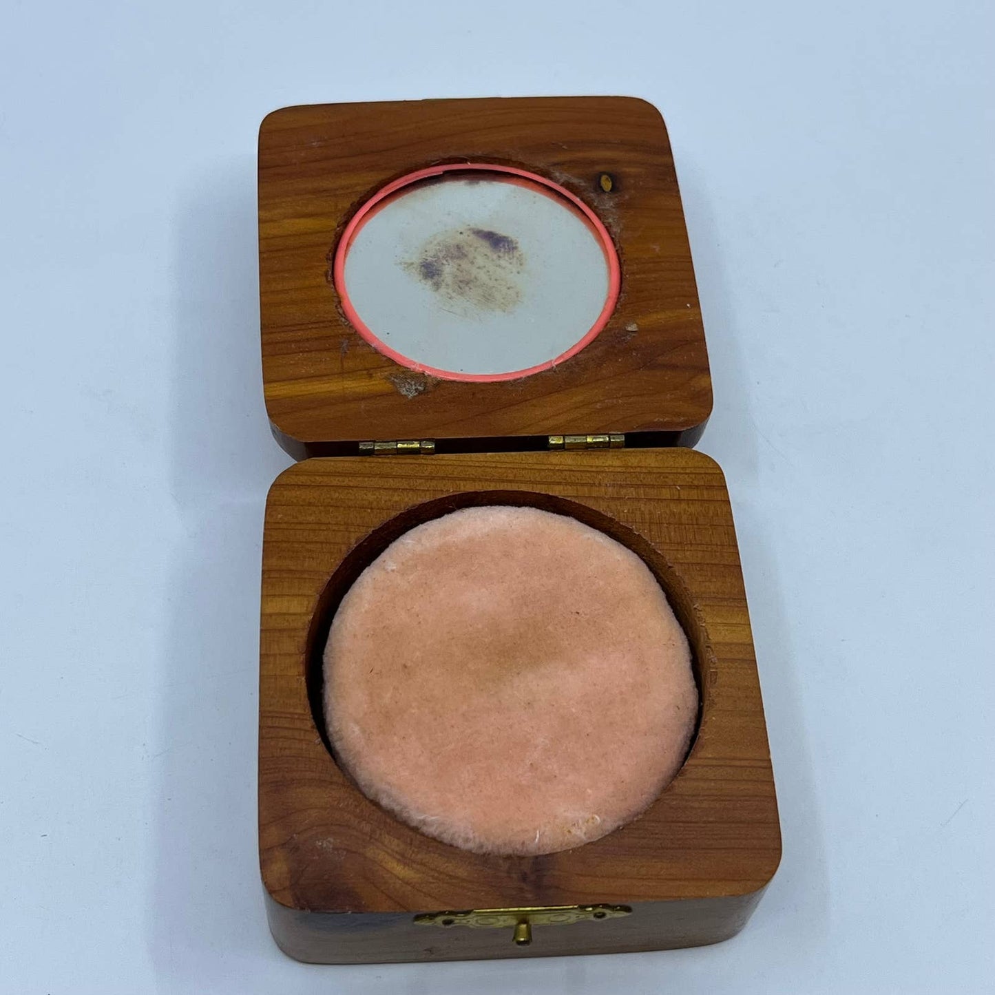 1930s Cedar Wood Souvenir Powder Makeup Box Compact 3x3” TF5